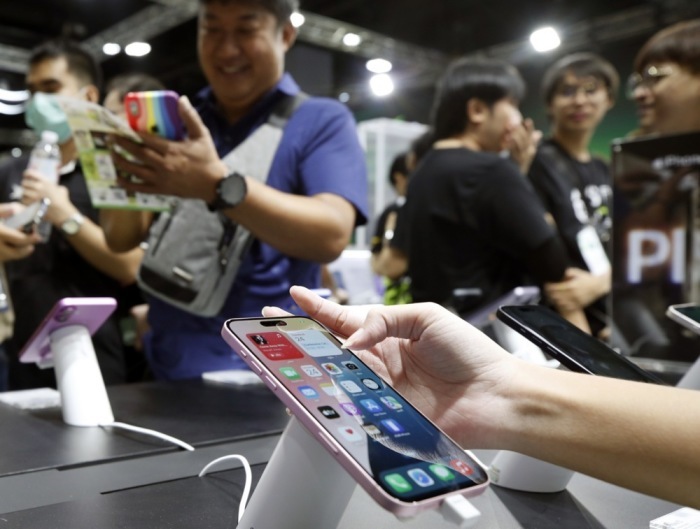 Die Wahl eines Smartphones ist in Thailand häufig auch eine Frage von Status, Vertrauen und persönlichem Image. Foto: epa/Rungroj Yongrit
