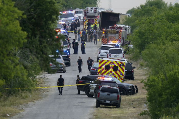Die Polizei arbeitet am Tatort, wo Dutzende von Menschen in einem Sattelauflieger in einem abgelegenen Gebiet im Südwesten von San Antonio tot aufgefunden wurden. Foto: Eric Gay