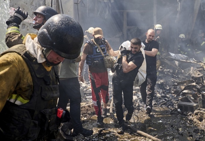 Wenigstens sieben Tote bei Angriff auf Charkiw. Foto: epa/Sergey Kozlov