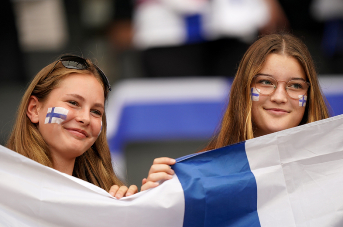 Zwei Finnland-Fans lächeln vor dem Spiel. Foto: Tim Goode/Pa Wire/dpa