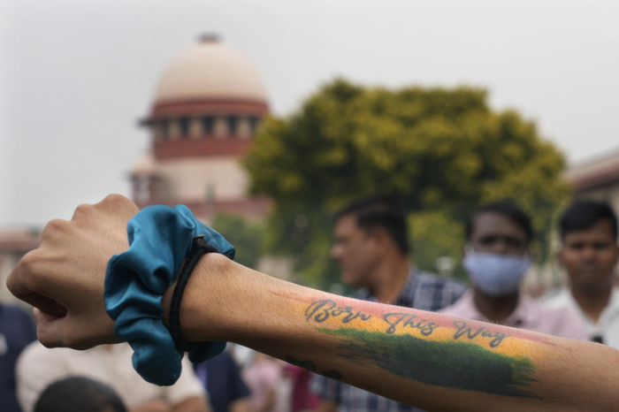 Eine Person, die die LGBTQ-Gemeinschaft unterstützt, zeigt eine Tätowierung auf ihrer Hand mit der Aufschrift «Born this way» vor dem Obersten Gerichtshof. Das Höchste Gericht in Indien hat eine Legalisierung der Hom... Foto: Manish Swarup/Ap/dpa