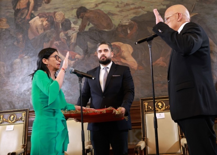 Venezuelas Vizepräsidentin Delcy Rodriguez wird nach der Festnahme von Nicolas Maduro durch US-Spezialkräfte als amtierende Präsidentin vereidigt. Foto: Miraflores Palace Handout/epa/dpa