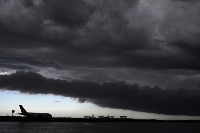 Flugzeug rollt, während Sturmwolken über der Botany Bay in Sydney vorüberziehen. Foto: epa/Dean Lewins Australien Und Neuseeland Aus