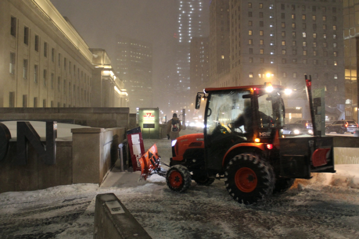 Ein Arbeiter räumt einen Fußweg in der Innenstadt, nachdem ein Wintersturm über die Stadt hereinbrach. Foto: Sean Vokey/The Canadian Press/dpa