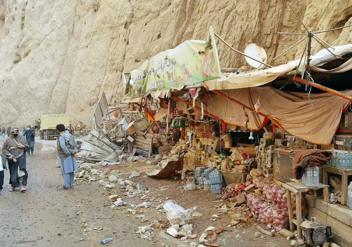 Blick auf Verkaufsstände im Distrikt Khulm, die bei einem Erdbeben der Stärke 6,3 im Norden Afghanistans beschädigt wurden. Foto: XinHua/dpa