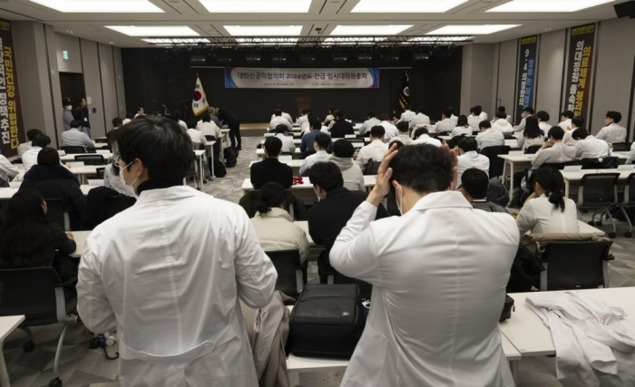 Angehende Ärzte nehmen an einer Krisensitzung in der Zentrale der koreanischen Ärztekammer in Seoul teil. Foto: epa/Jeon Heon-kyun