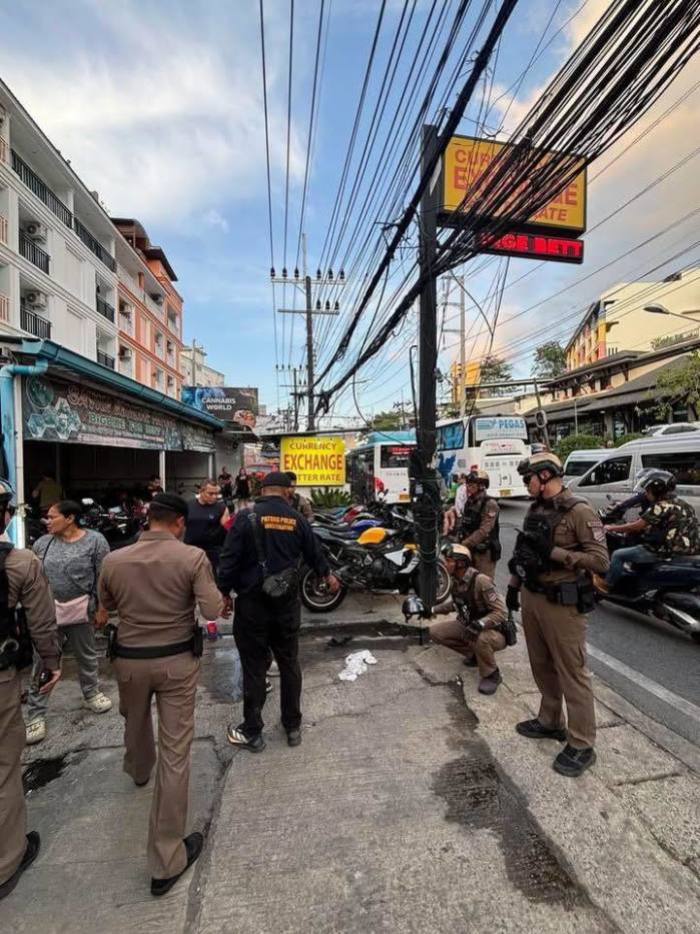 Polizeikräfte sichern am Samstagabend den Tatort an der Siriraj Road in Patong und sammeln Spuren nach dem tödlichen Schusswaffenangriff. Foto: Phuket Info Center