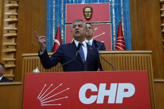 CHP-Vorsitzender Özgür Özél spricht auf der Fraktionssitzung seiner Partei in der Großen Nationalversammlung der Türkei in Ankara. Foto: epa/Necati Savas