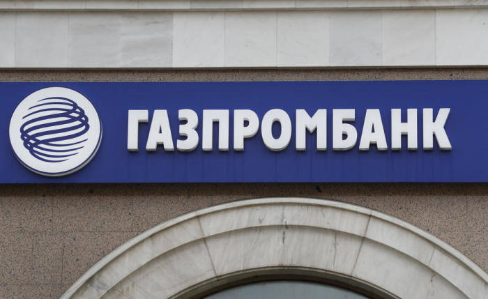 Das Logo der Gazprombank am Gebäude einer Niederlassung in Moskau, Russland, 28. April 2022. Foto: epa/Yuri Kochetkov