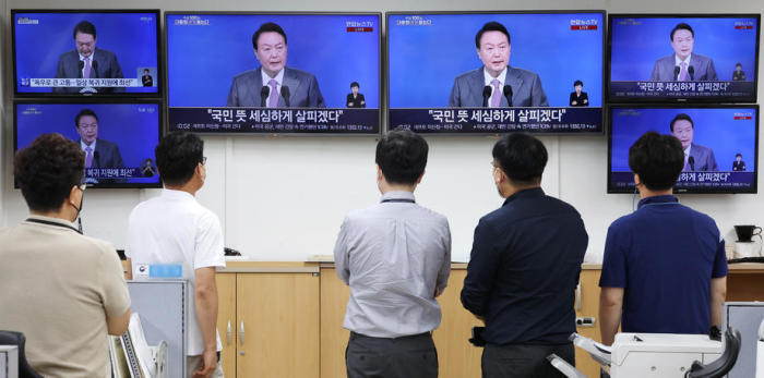 Staatsbedienstete sehen sich im Regierungskomplex in Sejong, Zentral-Südkorea, einen Fernsehbericht an. Foto: epa/Yonhap
