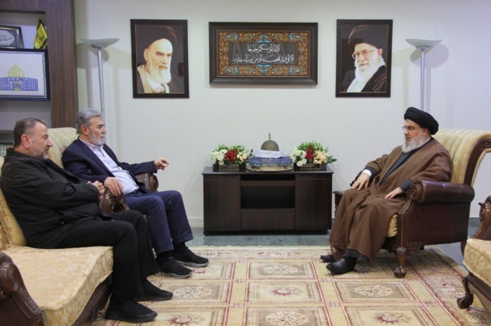 Hisbollah-Führer Sayyed Hassan Nasrallah (R) bei einem Treffen mit dem Generalsekretär des Palästinensischen Islamischen Dschihad (PIJ), Ziyad al-Nakhalah (2-L), und dem stellvertretenden Hamas-Führer, Sh... Foto: epa/Hezbollah MedienbÜro Handout