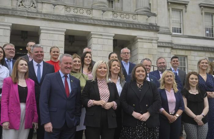 Die neue Erste Ministerin für Nordirland, Michele O'Neill (C), posiert vor dem Stormont-Gebäude mit Mitgliedern ihrer Partei Sinn Fein in Belfast. Foto: epa/Mark Marlow