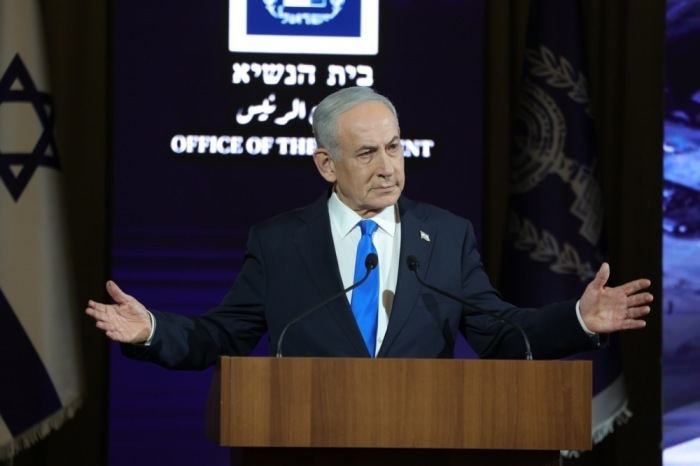 Israels Ministerpräsident Benjamin Netanjahu spricht bei einer Gedenkfeier zum 50. Jahrestag der Geiselbefreiung von Entebbe in Jerusalem. Foto: EPA/Abir Sultan