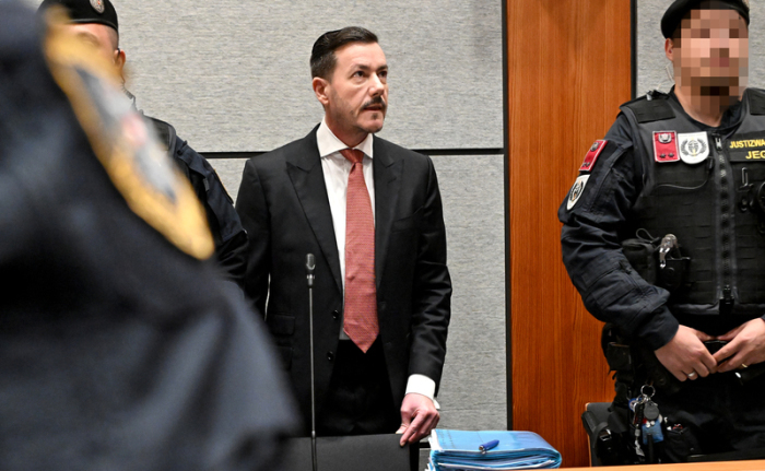 Rene Benko erscheint vor Gericht in Innsbruck, wo ihm im Zusammenhang mit der Signa-Pleite betrügerische Krida vorgeworfen wird. Foto: Barbara Gindl/Apa/dpa