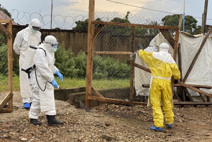 Gesundheitshelfer bereiten im Ostkongo den Leichnam eines Ebola-Opfers zur Bestattung vor. Foto: EPA/Str
