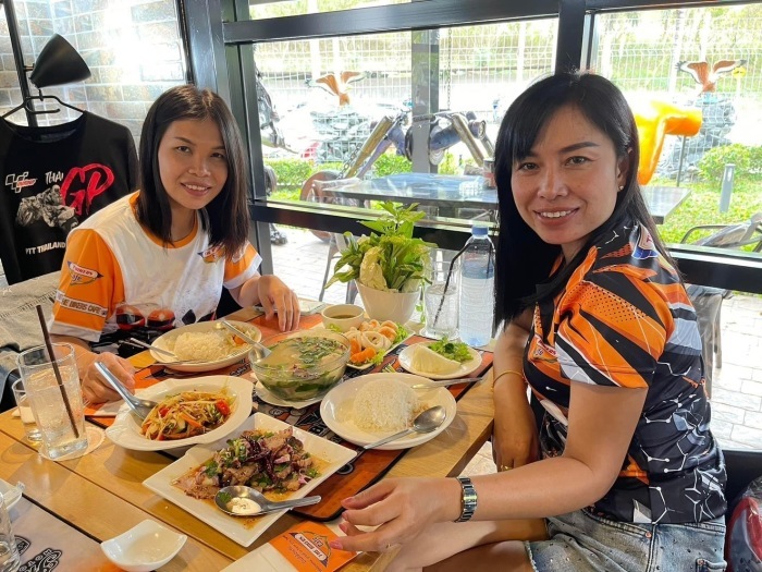 Gäste präsentieren die Merchandise-Kollektion des The Bikers Café. Während der T-Shirt-Woche erhalten Träger der Café-Shirts 20 Prozent Rabatt auf alle Speisen. Fotos: The Bikers Café Thailand