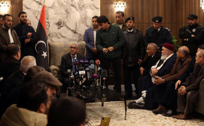 Der vom libyschen Parlament neu ernannte libysche Interimspremierminister Fathi Bashagha (C) hält eine Rede am internationalen Flughafen Mitiga in Tripolis. Foto: epa/Str