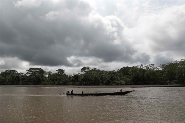Die Fischer im peruanischen Amazonasgebiet. Foto: epa/Paolo Aguilar