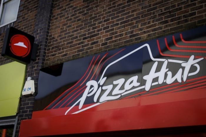 Eine Filiale von Pizza Hut im Londoner Stadtteil Walthamstow. Die Restaurantkette kündigte die Schließung zahlreicher Standorte im Vereinigten Königreich an. Foto: Tolga Akmen/epa/dpa.