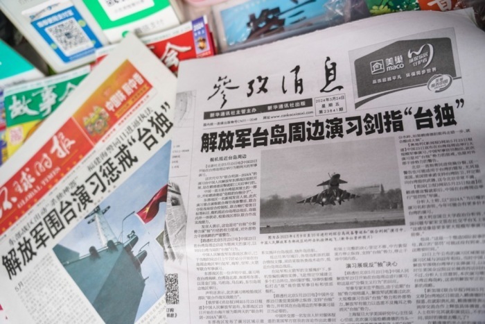 Berichte in chinesischen Zeitungen über gemeinsame Militärübungen in der Nähe von Taiwan werden an einem Zeitungsstand in Peking ausgelegt.Foto: epa/Wu Hao