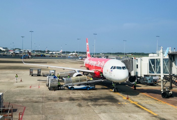 AirAsia reagiert mit Kürzungen auf stark gestiegene Treibstoffkosten. Foto: Zoshua Colah/Unsplash