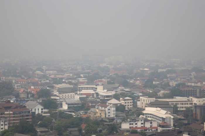 Smog und Luftverschmutzung verdunkeln Gebäude in der Stadt Chiang Mai. Foto: epa/Pongmanat Tasiri