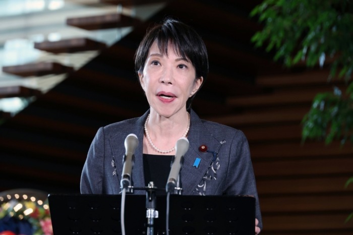 Premierministerin Sanae Takaichi informiert über Folgen des starken Bebens, das schwere Erschütterungen auslöste und zahlreiche Menschen verletzte. Foto: epa/Jiji Press