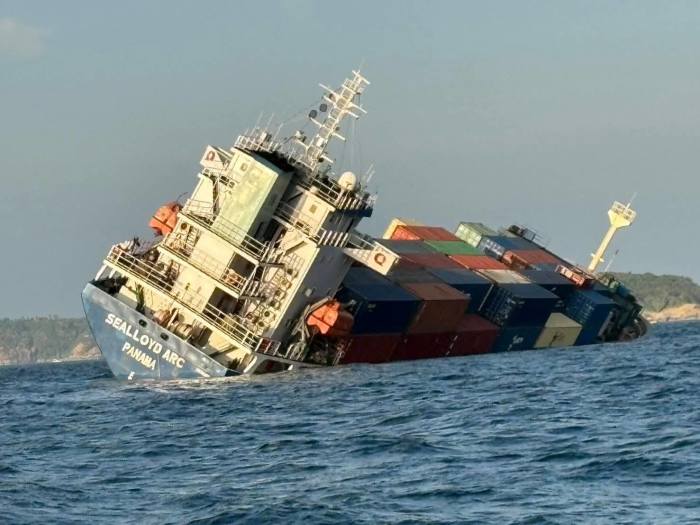 Der Containerfrachter liegt nach dem Unglück stark zur Seite geneigt in der Andamanensee vor Phuket, zahlreiche Container gingen über Bord. Foto: Newshawk Phuket