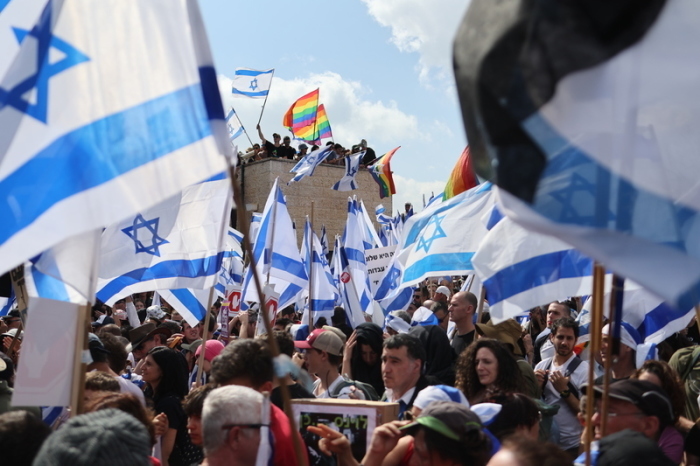 Demonstranten protestieren vor dem Parlament in Jerusalem gegen den Plan von Premierminister Netanjahu zur Überarbeitung der Justiz. Foto: Ilia Yefimovich/dpa