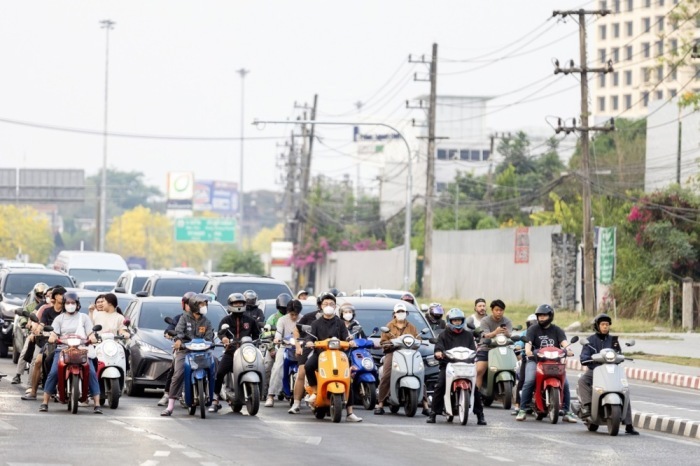 Motorradfahrer und Autofahrer bewegen sich in Chiang Mai durch dichten Smog, der die Sicht und Luftqualität deutlich beeinträchtigt. Foto: epa/Pongmanat Tasiri