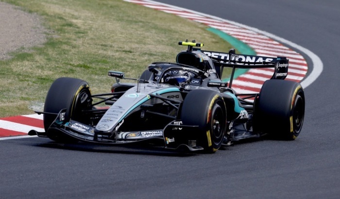 Andrea Kimi Antonelli im Mercedes beim Japan-Grand-Prix in Suzuka im Renneinsatz auf der Strecke, Formel-1-Rennen in Japan. Foto: epa/Franck Robichon