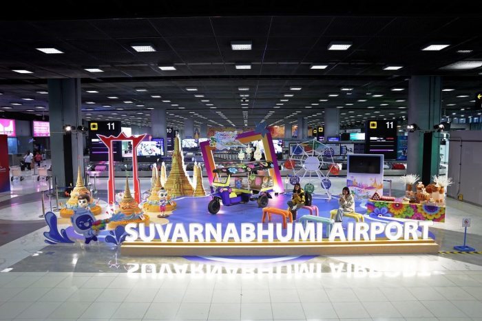 Installationen mit thailändischen Wahrzeichen und Fotomotiven im Bereich der Gepäckausgabe schaffen eine festliche Atmosphäre für ankommende Passagiere. Bild: Suvarnabhumi Airport