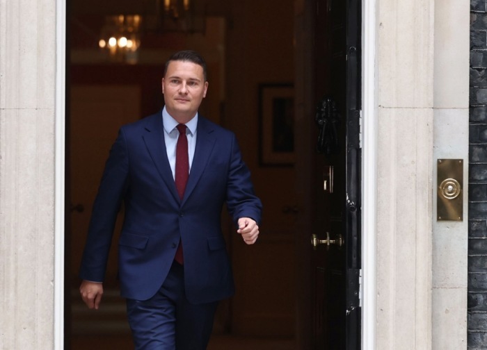 Britischer Gesundheitsminister Wes Streeting verlässt nach einem Treffen mit Premier Starmer die Downing Street in London. Foto: EPA/Neil Hall