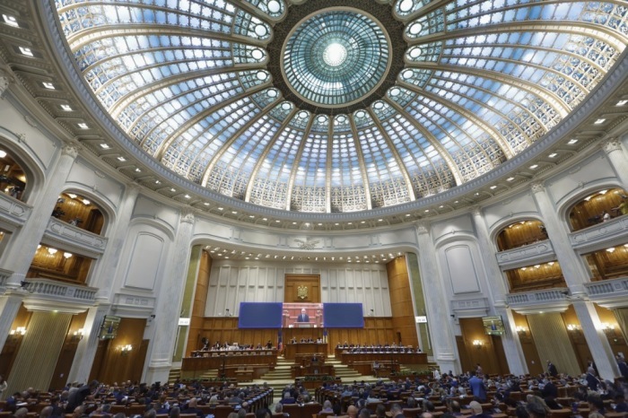 Rumäniens designierter Premier Ilie Bolojan wirbt im Parlament um Vertrauen für sein neues Kabinett. Foto: epa/Robert Ghement