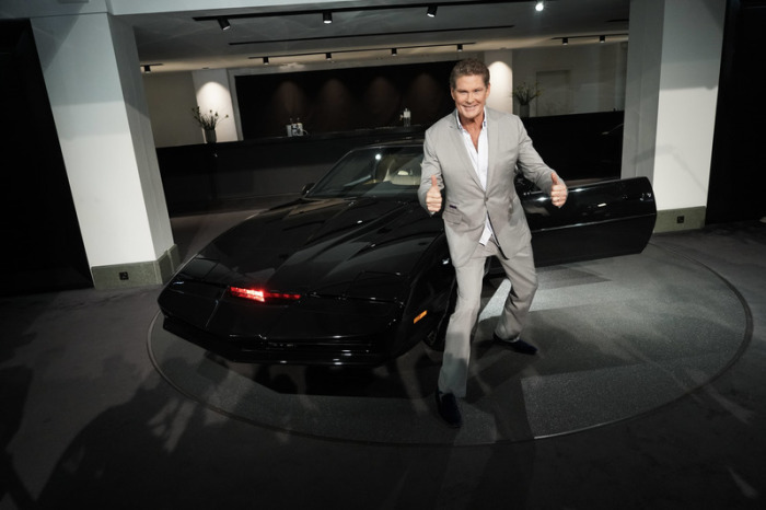US-Sänger und Schauspieler David Hasselhoff steht beim Auftakt seiner Deutschlandtournee vor dem legendären Sportwagen 
