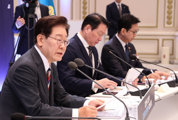 Südkoreas Präsident Lee Jae Myung stellt in Seoul neue Megaprojekte zur Förderung von Halbleitern und KI vor. Foto: YNA/Pool/dpa