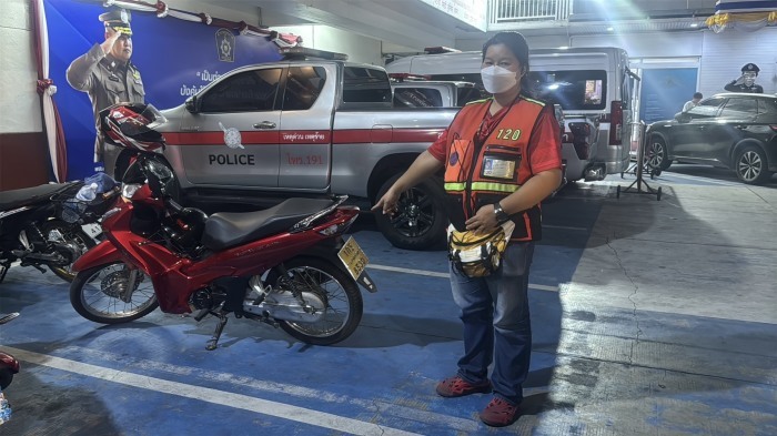 Die Motorradtaxifahrerin an der Polizeiwache Pattaya neben ihrem Fahrzeug nach der Ankunft aus Bangkok. Bild: TMN.TV