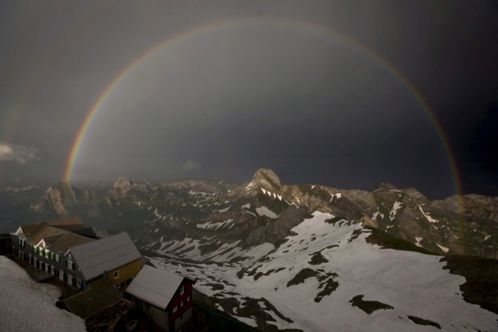 Ein großer Regenbogen spannt sich über dem Berggasthaus Säntis auf 2511 Metern Höhe in der Schweiz. Archivfoto: epa/Alessandro Della Bella