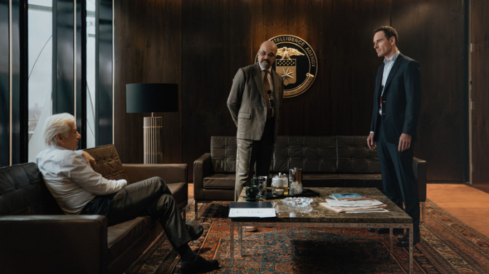 Richard Gere, Jeffrey Wright und Michael Fassbender in einer Szene der zweiten Staffel der Spionageserie The Agency. Foto: Paramount+/dpa