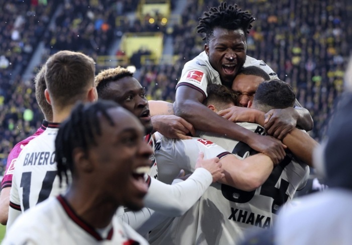Die Spieler von Leverkusen feiern den 1:1-Ausgleich während der deutschen Bundesliga. Foto: epa/Christopher Neundorf