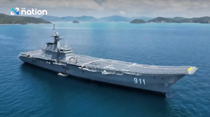Die HTMS Chakri Naruebet läuft von Sattahip aus, um Flutopfer im Süden Thailands zu versorgen. Foto: The Nation