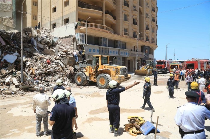 Zivilschutzmitarbeiter suchen in den Trümmern eines eingestürzten 13-stöckigen Gebäudes in Alexandria nach Überlebenden. Foto: epa/Str