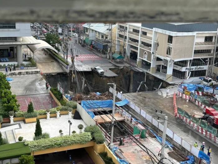 Ein riesiger Krater vor Vajira Hospital und der Samsen-Polizeistation blockiert die Samsen Road vollständig. Bild: Bangkok Metropolitan Administration (BMA)