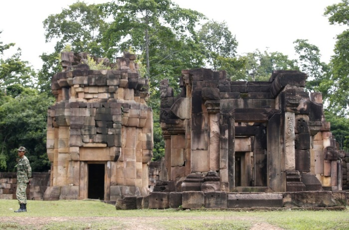 Kambodschanische Soldaten eröffnen nahe den Ta-Muen-Thom-Tempelruinen in Surin das Feuer auf thailändische Truppen. Archivbild: epa-efe/Rungroj Yongrit