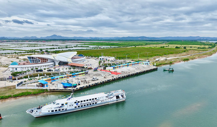 Der neue Hafen in Kampot verbindet Kambodscha mit Vietnam und fördert den Handel und Tourismus in der Region. Foto: Khmer Times