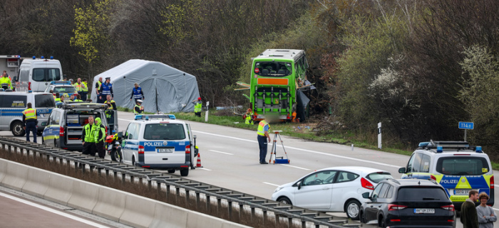 Der verunglückte Bus ist an der Unfallstelle auf der A9 zu sehen. Foto: Jan Woitas/dpa