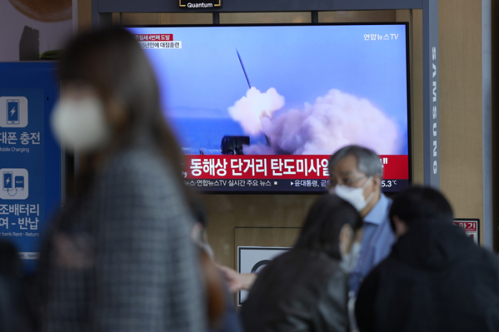 Ein Fernsehbildschirm zeigt im Bahnhof von Seoul ein Nachrichtenprogramm mit einem Bericht über einen nordkoreanischen Raketenstart. Foto: Lee Jin-Man/Ap/dpa