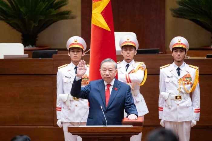 To Lam leistet bei einer Sitzung der Nationalversammlung in Hanoi seinen Amtseid als neuer Staatspräsident Vietnams. Foto: EPA/National Assembly Of Vietnam/handout