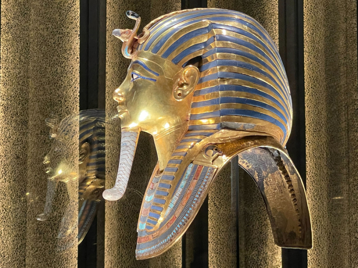 Totenmaske des Pharaos Tutanchamun im neuen Grand Egyptian Museum (GEM). Das Große Ägyptische Museum zieht bisher im Schnitt 19.000 Besucher täglich an. Foto: Ulrich Steinkohl/dpa