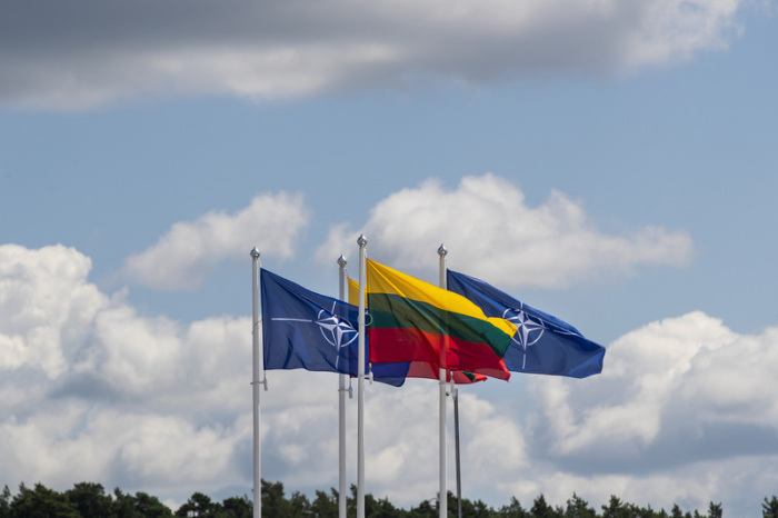 Flaggen der Nato-Mitgliedsländer wehen im Wind vor dem Veranstaltungsort des Nato-Gipfels. Foto: Mindaugas Kulbis/Ap/dpa